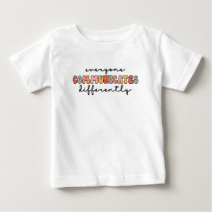 Camiseta Para Bebê Todos Coloridos Comunicam Diferentemente