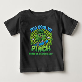 Camiseta Para Bebê Too Cool to Pinch Skateboard Shamrock St. Patricks