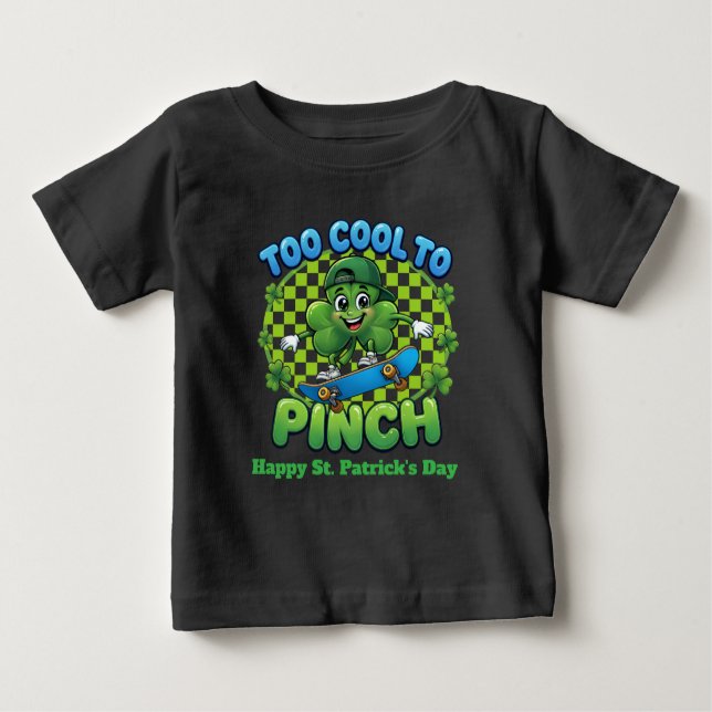 Camiseta Para Bebê Too Cool to Pinch Skateboard Shamrock St. Patricks (Frente)