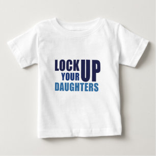 Camiseta Para Bebê Trave acima seu T do bebê das filhas