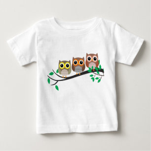 Camiseta Para Bebê Três corujas em um desenho bonito em uma ramificaç