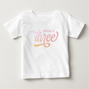 Camiseta Para Bebê Três presentes aniversário de 3 anos arco-íris