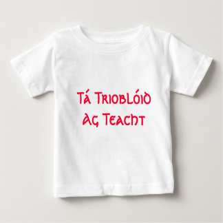 Camiseta Para Bebê Trioblóid AG Teacht de Tá - vem aqui o problema
