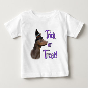 Camiseta Para Bebê Truque Doberman Pinscher (vermelho)