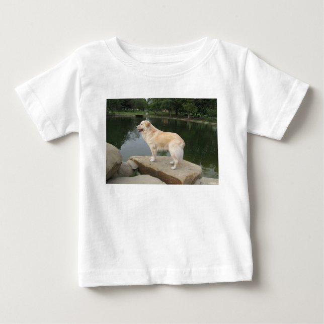 Camiseta Para Bebê Um Cão Em Um Lago (Frente)