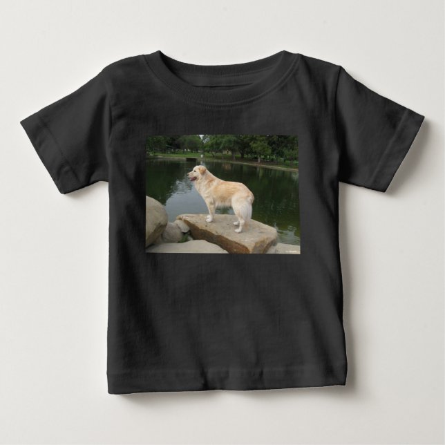 Camiseta Para Bebê Um Cão Em Um Lago (Frente)