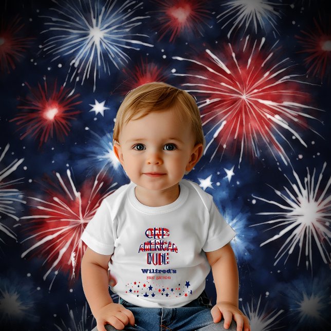 Camiseta Para Bebê Um Cara Americano 4 de Julho Aniversário Azul Verm (One American Dude 4 July Red White Blue Birthday Baby T-Shirt)