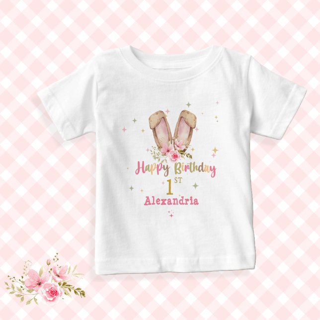 Camiseta Para Bebê Um Coelhinho Está Transformando Uma Menina Rosa (Birthday Girl Cute Bunny 1st Birthday. Easy to Personalize Birthday Girls Name.)