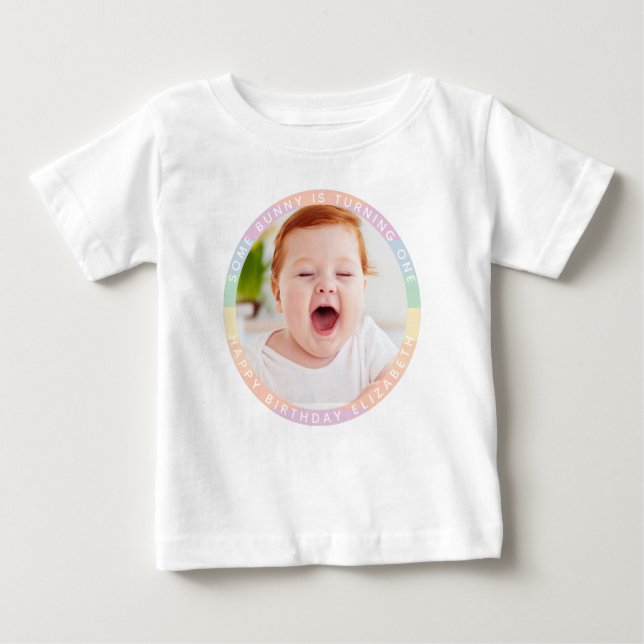 Camiseta Para Bebê Um coelhinho está virando uma foto de aniversário  (Frente)