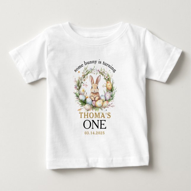 Camiseta Para Bebê Um coelho da Páscoa está virando um primeiro anive (Frente)
