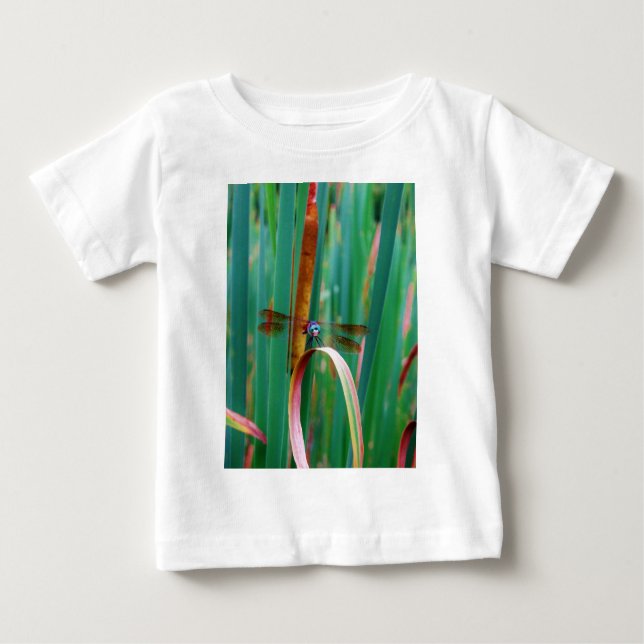 Camiseta Para Bebê Um Dragonfly de Olhos Vermelhos com cattails (Frente)