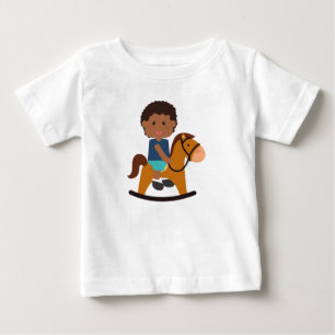 Camiseta Para Bebê Um garotinho no cavalo balanceador