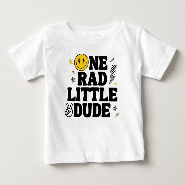Camiseta Para Bebê Um Garotinho Radical no seu 1º Aniversário Retrô (Frente)