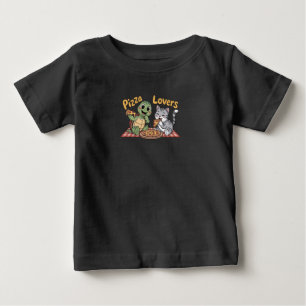 Camiseta Para Bebê Um gato e uma tartaruga gostam de comer pizza