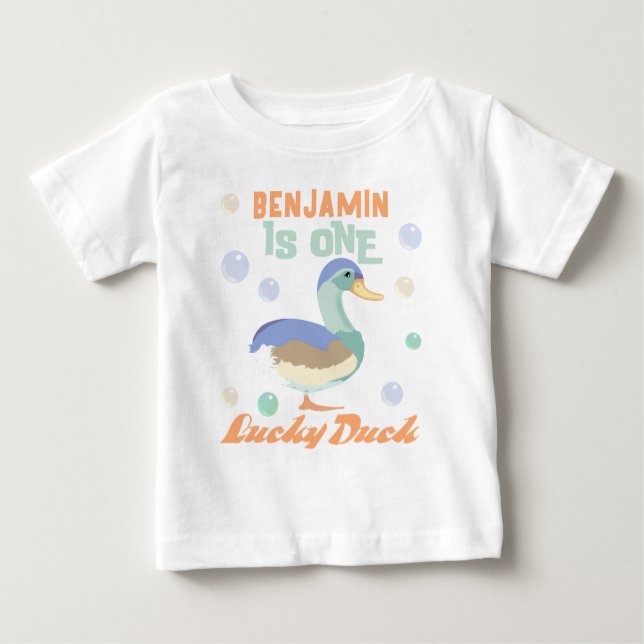 Camiseta Para Bebê Um Pato Sortudo & Bolhas Primeiro Aniversário Past (Frente)