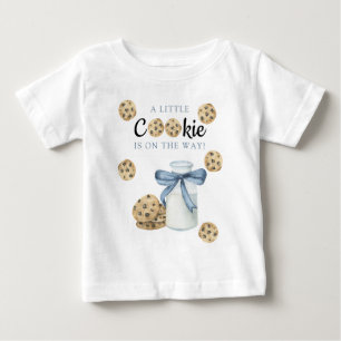 Camiseta Para Bebê Um Pequeno Biscoito está a caminho do Chá de frald