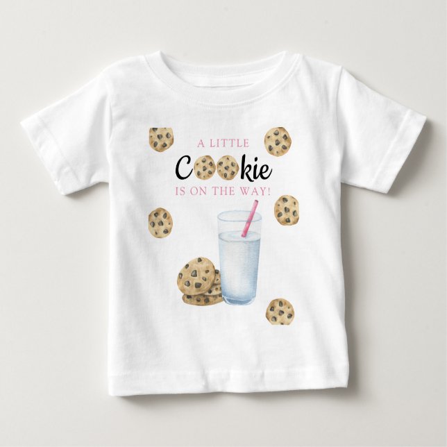 Camiseta Para Bebê Um Pequeno Biscoito está a caminho do Chá de frald (Frente)
