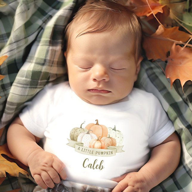 Camiseta Para Bebê Um Pequeno Pumpkin Fall Baby Boy (A Little Pumpkin Fall Baby Boy Custom Name Baby T-Shirt)