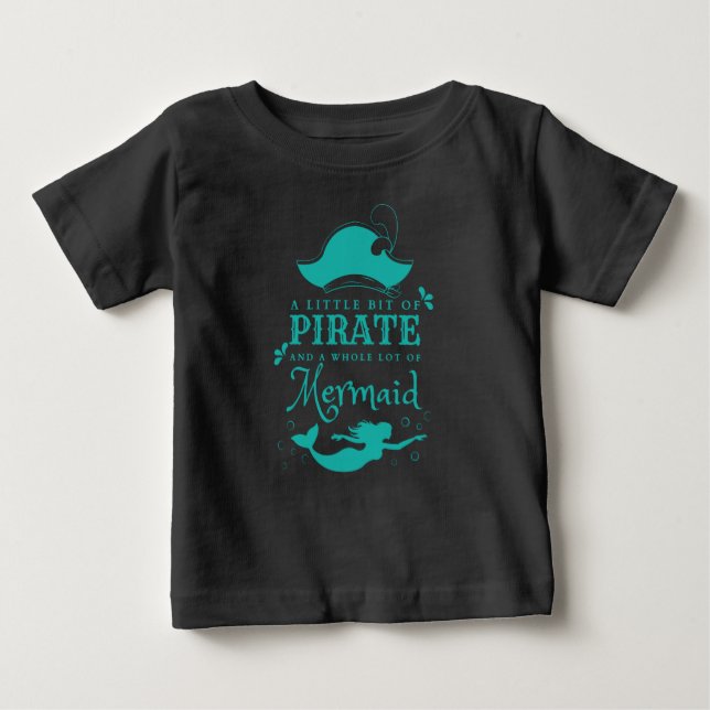 Camiseta Para Bebê Um pouquinho de pirata, muita sereia (Frente)