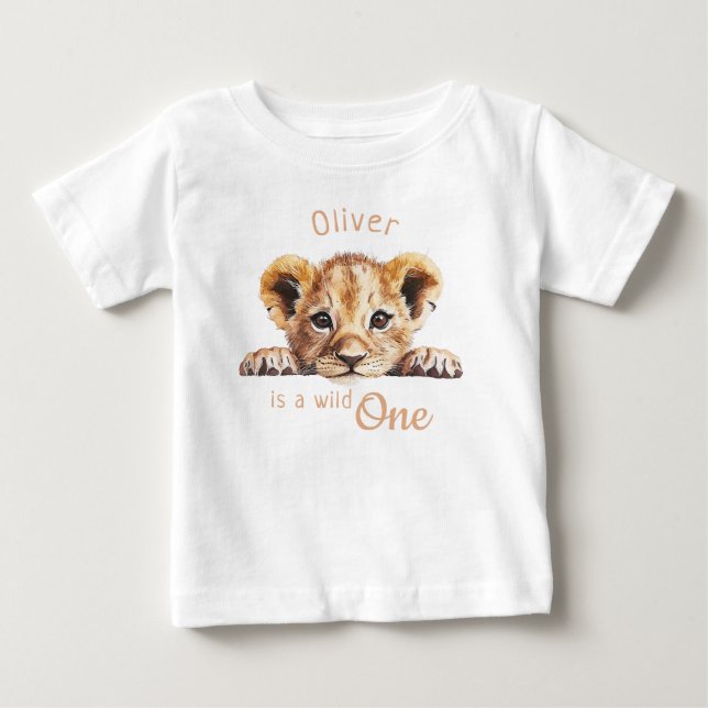 Camiseta Para Bebê Um selvagem Bebê Leão Fofo Personalizado  (Frente)