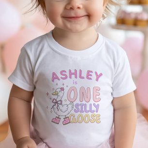 Camiseta Para Bebê Um Silly Goose Rosa - Menina no Primeiro Aniversár