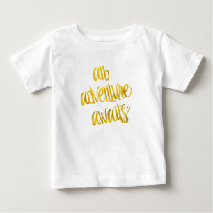 Camiseta Para Bebê Uma Aventura Aguarda Cotações Faux Foil Douradas