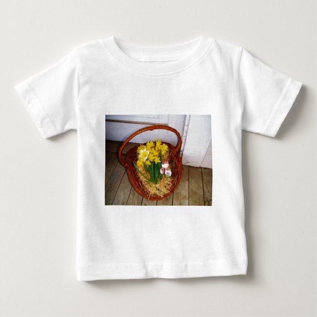 Camiseta Para Bebê Uma cesta de narcisos amarelos e ovos de Páscoa fl (Frente)