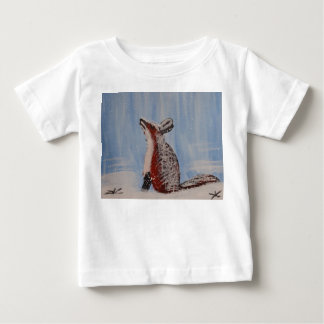 Camiseta Para Bebê Uma raposa na floresta nevada