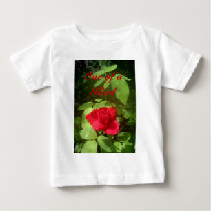 Camiseta Para Bebê Uma Rosa vermelha gentil
