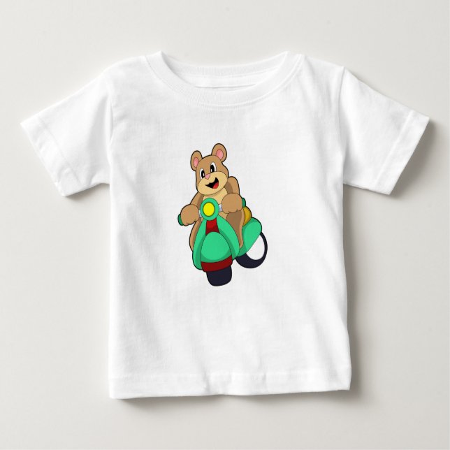Camiseta Para Bebê Urso como Biker com Patinete.PNG (Frente)
