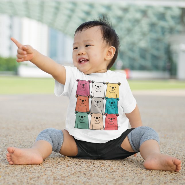 Camiseta Para Bebê Urso de Teddy Colorido (Baby pointing at something and smiling with teddy bear T-shirt)