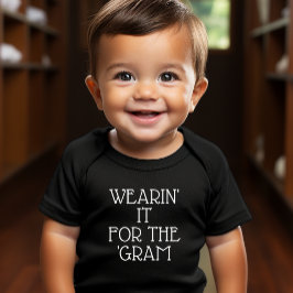 Camiseta Para Bebê Vestindo para o 'Gram Baby'
