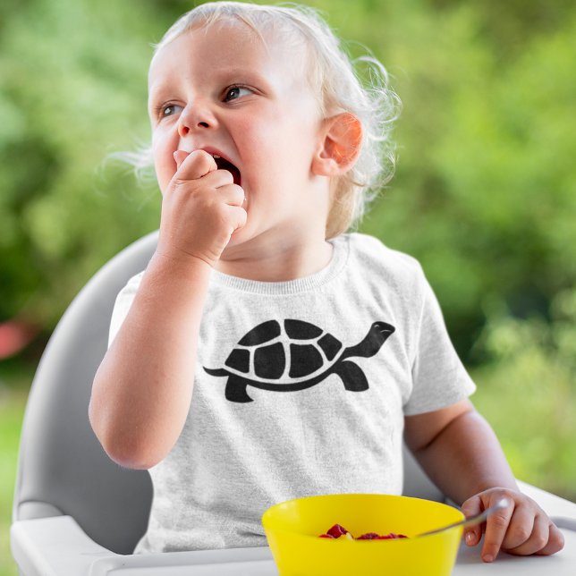 Camiseta Para Bebê Vetor de Tartaruga Preta (Baby happily eating with tortise design tshirt)