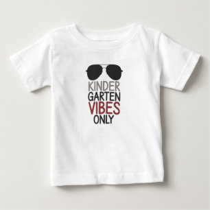 Camiseta Para Bebê Vibrações de Jardim de Infância Apenas Volta às Au