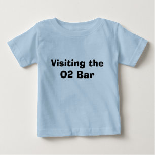 Camiseta Para Bebê Visitando o bar O2