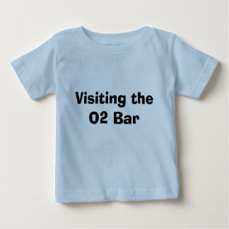 Camiseta Para Bebê Visitando o bar O2