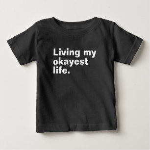 Camiseta Para Bebê Vivendo minha vida mais agradável. design de texto