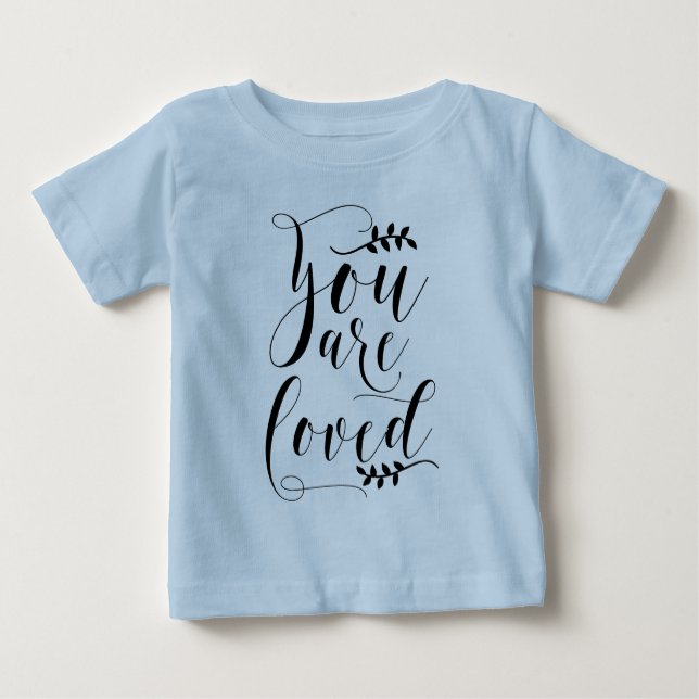 Camiseta Para Bebê Você É Amado Pela Caligrafia Moderna Personalizada (Frente)