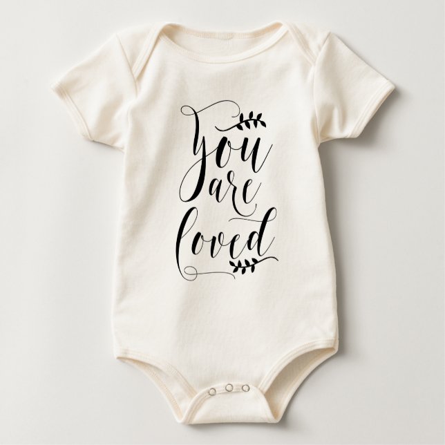 Camiseta Para Bebê Você É Amado Pela Caligrafia Moderna Personalizada (Frente)