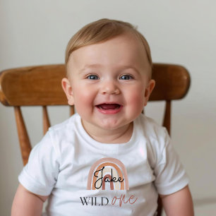 Camiseta Para Bebê Wild One First Birthday Rainbow & Sun Personalizad