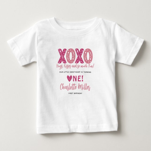Camiseta Para Bebê XOXO Abraços & Beijos Aniversário de 1 ano no Dia  (Frente)