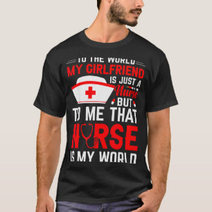 Camiseta Para o Mundo Minha Namorada É Apenas Uma Enfermeir