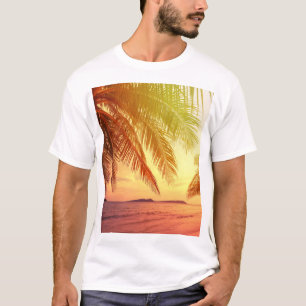Camiseta Paraíso de Praia Tropical: Paisagem Serena.