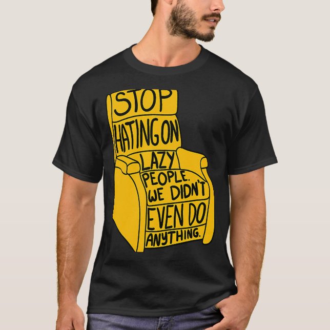 Camiseta Parar de Odiar no Gráfico da Cadeira do Recliner d (Frente)