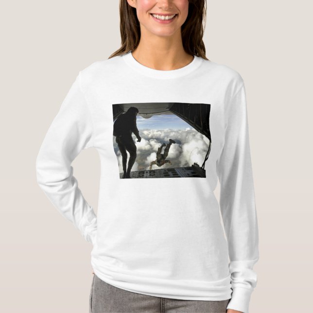 Camiseta Parasave emen salta na parte de trás de um C-130 (Frente)