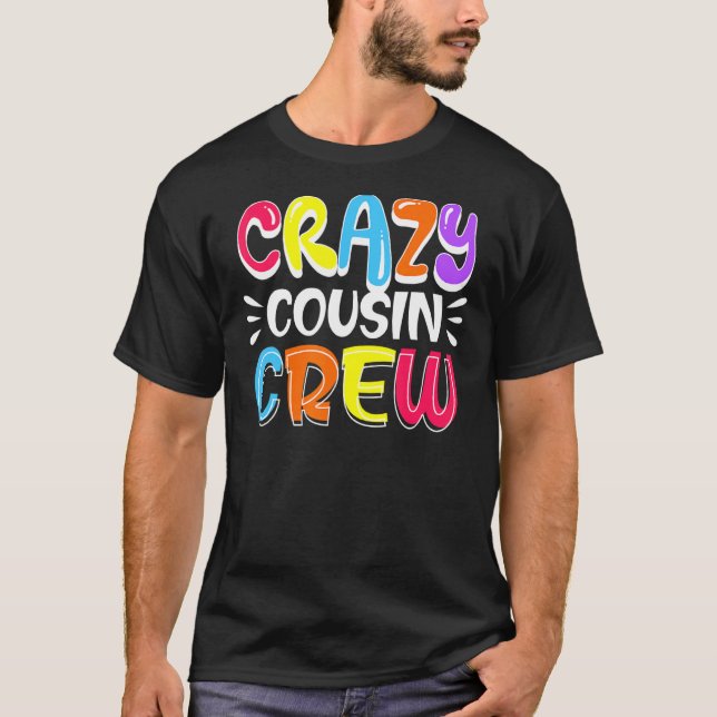 Camiseta Parceiro Colorido da Família Cansada de Cousin Cre (Frente)