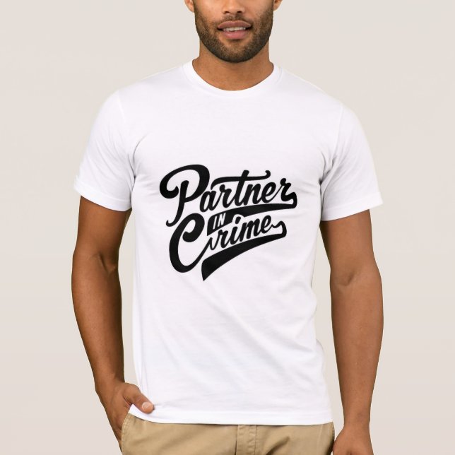 Camiseta Parceiro na cena do crime, design para o homem. (Frente)