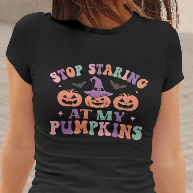 Camiseta Pare De Olhar Para A Minha Bruxa De Halloween Pump (Criador carregado)