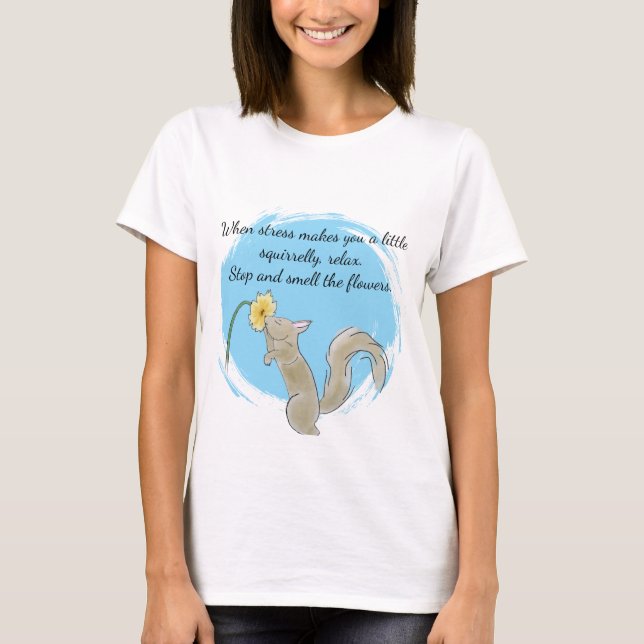 Camiseta Pare e cheire as flores com um esquilo (Frente)
