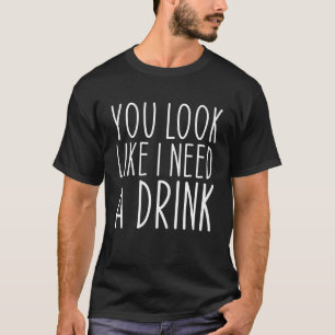 Camiseta Parece Que Preciso De Um Bebendo Engraçado.